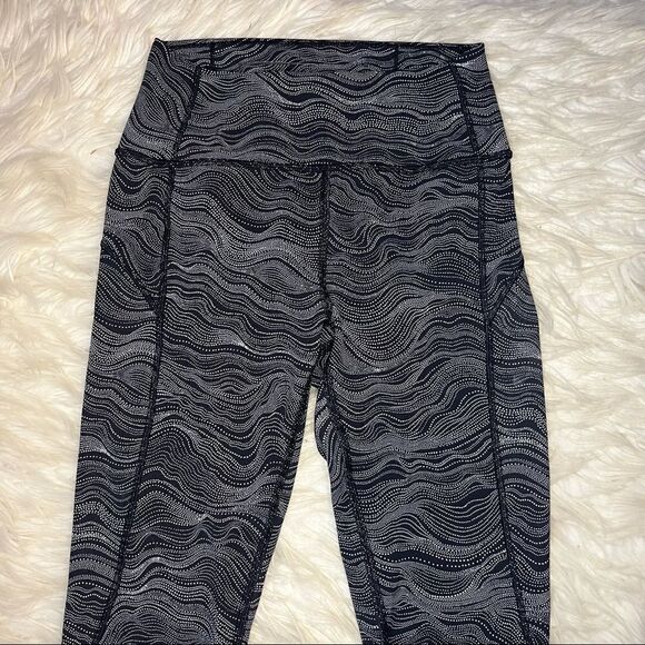 Lululemon In Movement Tight 25” - Picture 3 of 8